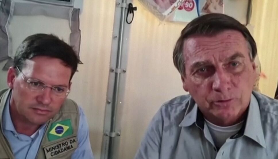 Bolsonaro ataca a Nicolás Maduro en visita a refugio de inmigrantes.