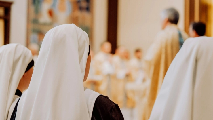 religiosas en iglesia.