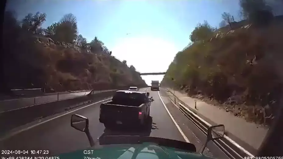 Video Atacan balazos trailer de carga en carretera Arco Norte