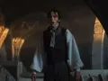 “Nosferatu”, dirigida por Robert Eggers, es una nueva adaptación del clásico de terror. Ambientada en el siglo XIX, la película presenta un vestuario gótico y sombrío, diseñado por Lisy Christl. El vestuario se destaca por sus detalles oscuros y complejos, fusionando elementos históricos con toques de fantasía oscura.
Crédito: Universal Pictures