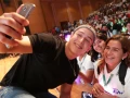 Ernesto Cázares conviviendo con los jóvenes