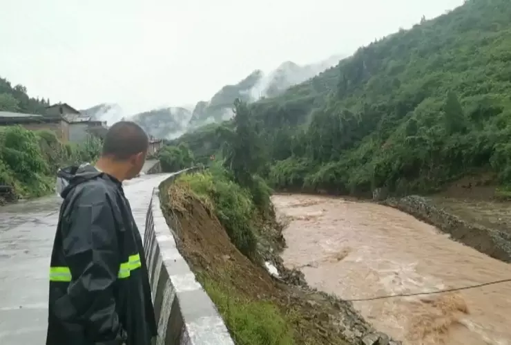 Inundaciones en China provocan derrumbes, desalojos y devastación.