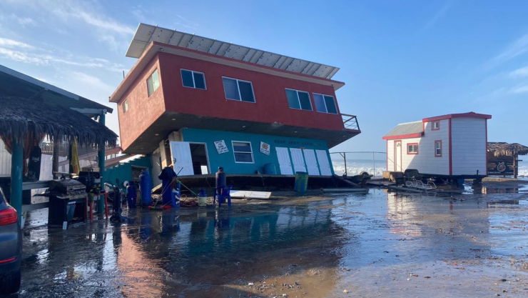 Casa en peligro por alto oleaje en Rosarito