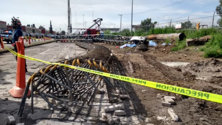 Mueren cinco trabajadores al caerle una grúa en Ecatepec