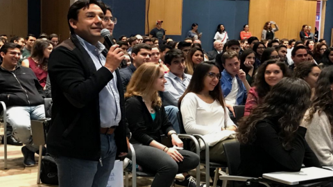 Esteban Macias interactuando con los universitarios de la UP