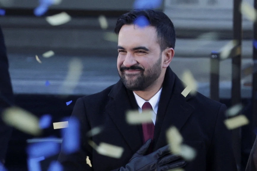 El alcalde de la ciudad de Nueva York, Zohran Mamdani, reacciona ante la caída de confeti durante su ceremonia de investidura en la ciudad de Nueva York, EE. UU