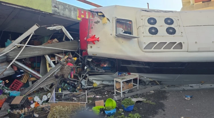 Camión Ruta 405 choca en Félix U. Gómez: chofer huye deja dos heridos Monterrey
