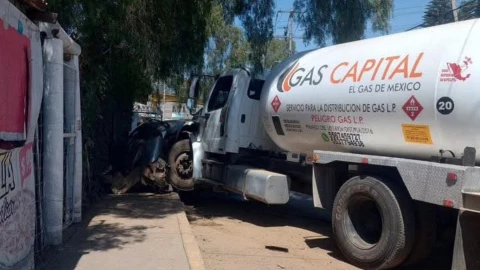 Pipa de gas se queda sin frenos y arrolla a dos personas.
