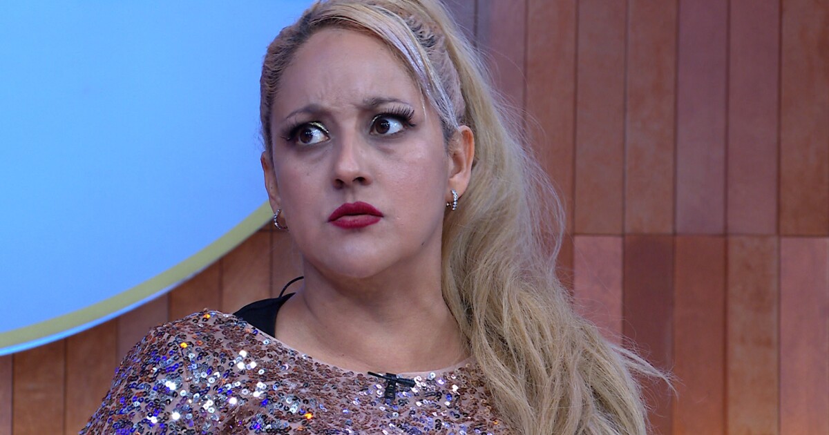 El novio de la amiga de Luria la busca para tener algo