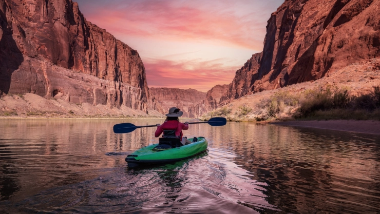 Una turista en kayak recorre el Gran Cañón