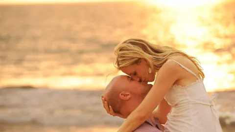 Las señales que tu pareja te sigue queriendo, según la psicología