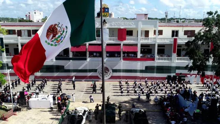 Mara Lezama conmemora la Independencia de México con un desfile cívico en Chetumal
