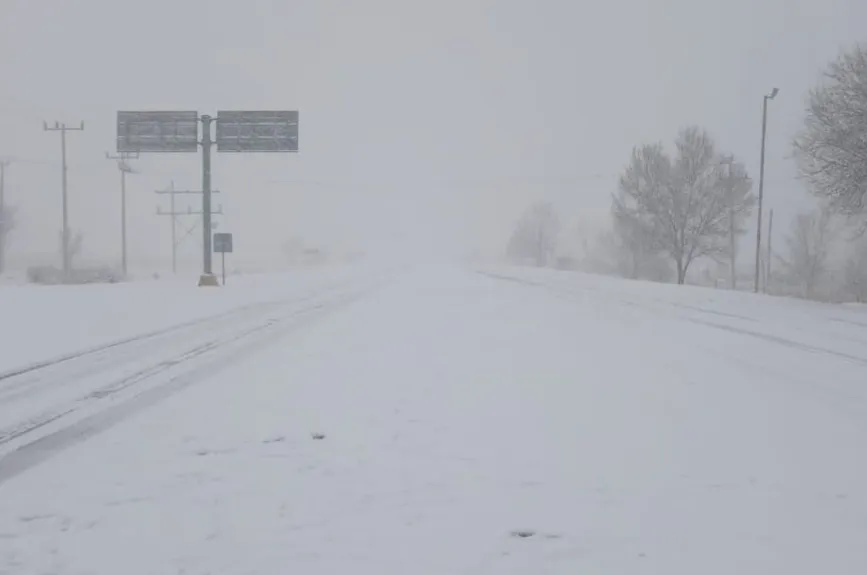 La nieve en Chihuahua no solo cubre de blanco las carreteras, sino que contagia el panorama con su neblina.