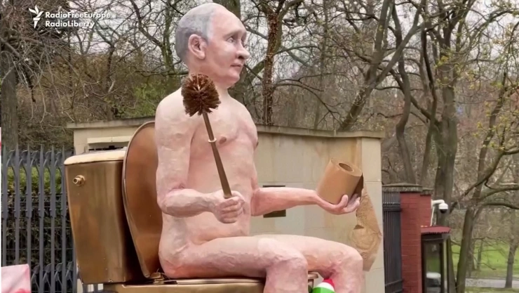 estatua de Vladimir Putin desnudo Praga.jpg