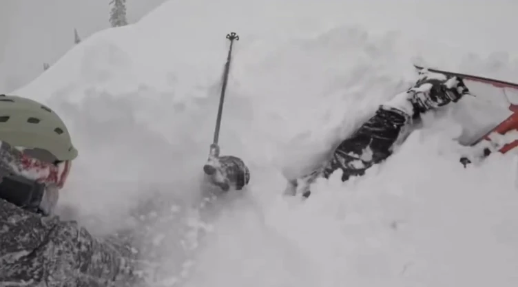 Un par de esquiadores sacan de la nieve a un hombre sepultado en una pista de resort en California