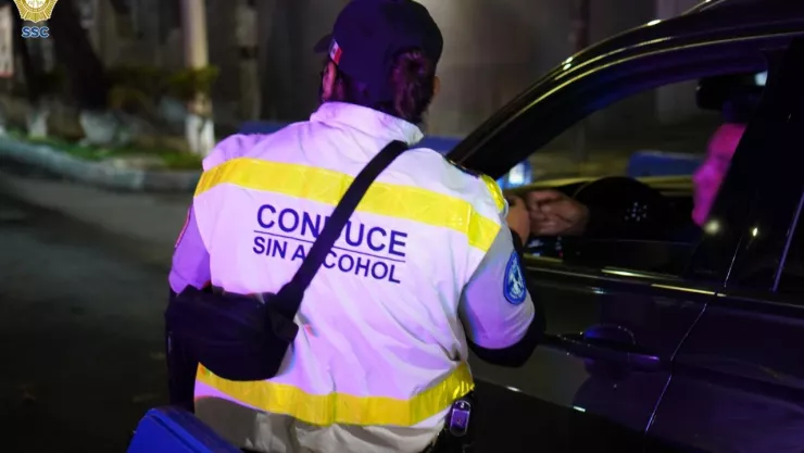Joven evita alcoholímetro, pero impacta contra patrulla en CDMX