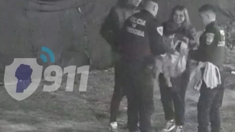 Bebé gateando a las 4 de la mañana en calles de Córdoba en Argentina, iba custodiado por su perro (VIDEO)