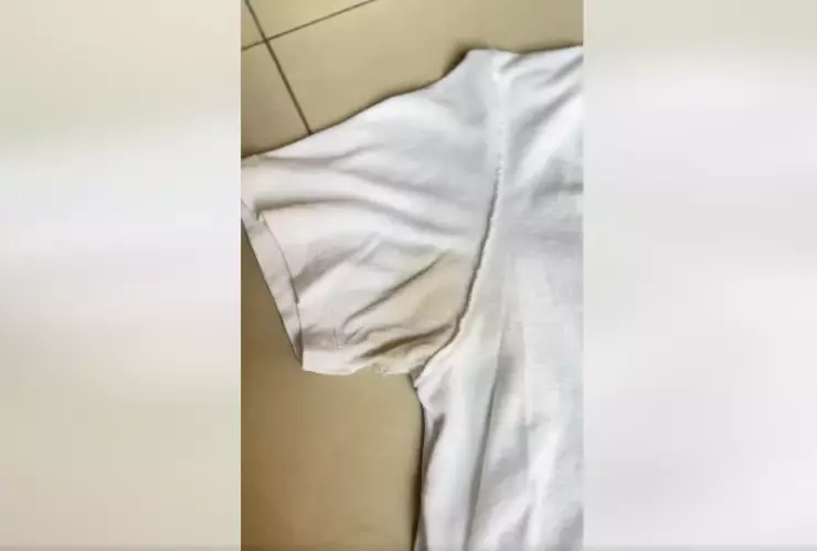 ¿Cómo quitar manchas amarillas de las axilas en las playeras?