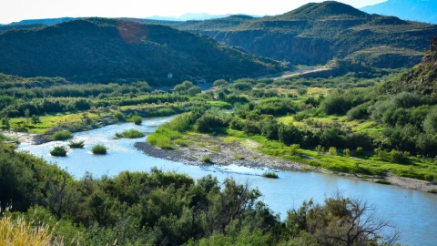 El río en el pueblo Lajitas, entre dos montañas con variedad de vegetación verde
