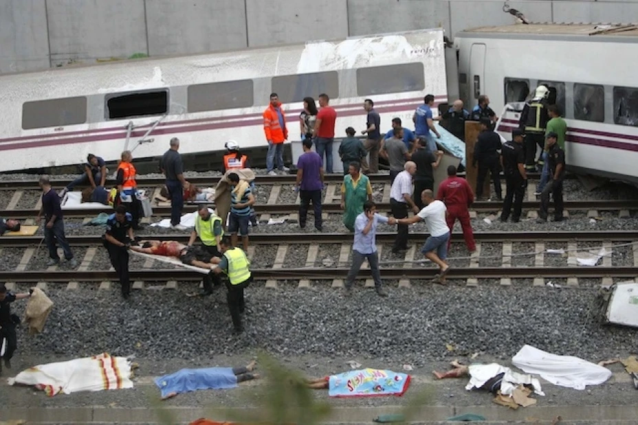 79 persona murieron en el accidente de Santiago Compostela, España, cuando se descarriló un tren