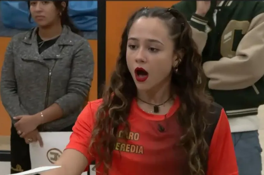Caro Heredia reaccionó así al escuchar el nombre de su canción, la cual implica un nuevo reto.