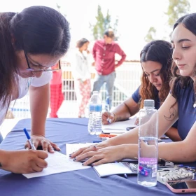 Personas firmando documentos