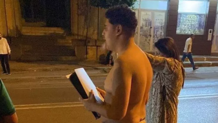 Hombre sali&oacute; de su casa cargando su PS5 ante temblor