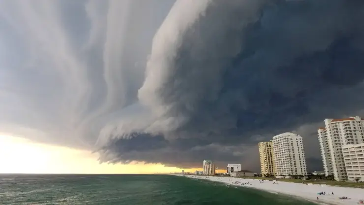 Unas nubes peligrosas formándose en la ciudad de Miami, Florida
