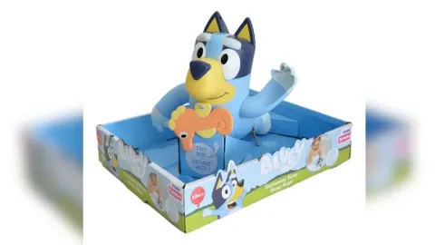 Bluey nadadora con caballito
