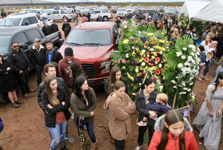 Sepultan a familiares asesinados de los LeBarón