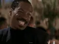 Te contamos por qué a Eddie Murphy lo atraparon con una chica trans y qué hacía con ella. (Escenas de la película ‘El negociador’ por Azteca 7)
