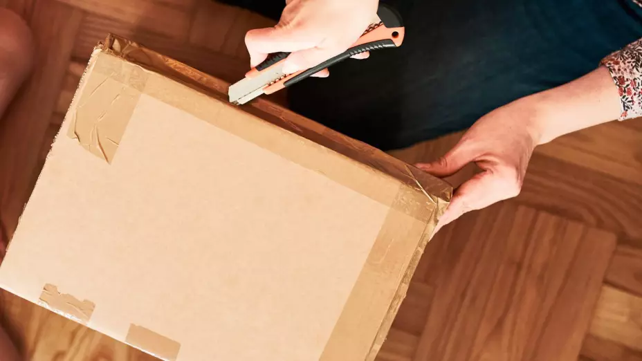 intentaba abrir una caja con un cuchillo de caza