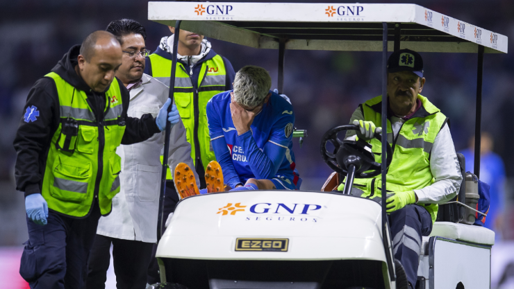 Carlos Vargas sale lesionado en un juego con Cruz Azul