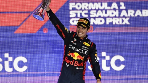 Checo Pérez alza el trofeo del Gran Premio de Arabia Saudita