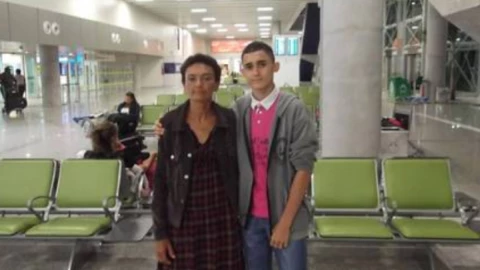 Joven termina estudios con libros encontrados en la basura