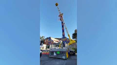 Hombre muere al caer de juego mecánico en la Feria de las Flores en Huauchinango, Puebla.