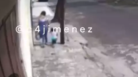 VIDEO_ Mujer abandonó a su hija de dos años en la calle y las cámaras de seguridad captaron el momento