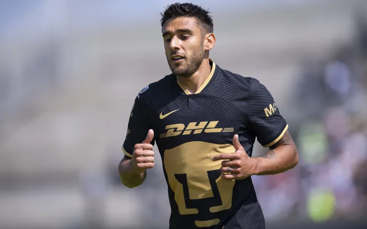 Eduardo Salvio en un juego con Pumas