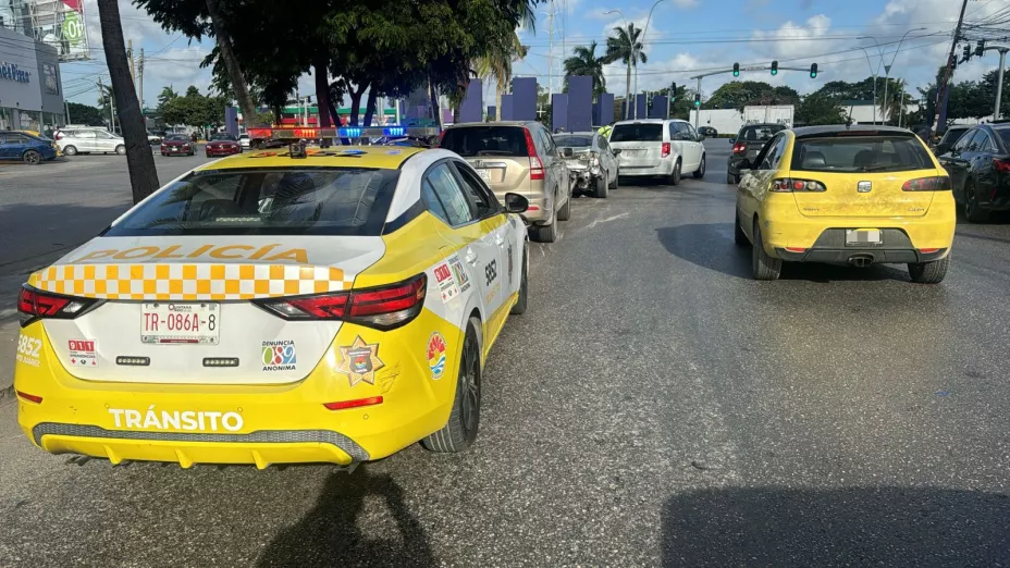 Carambola en la avenida Kabah ocasiona tráfico lento en Cancún.jpeg