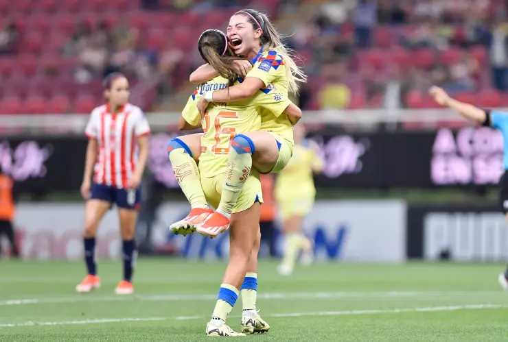 Katty Martínez y Karen Luna festejan gol contra Chivas