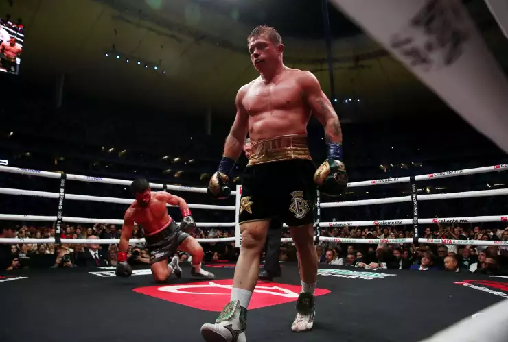 Canelo Álvarez manda a la lona a su rival John Ryder