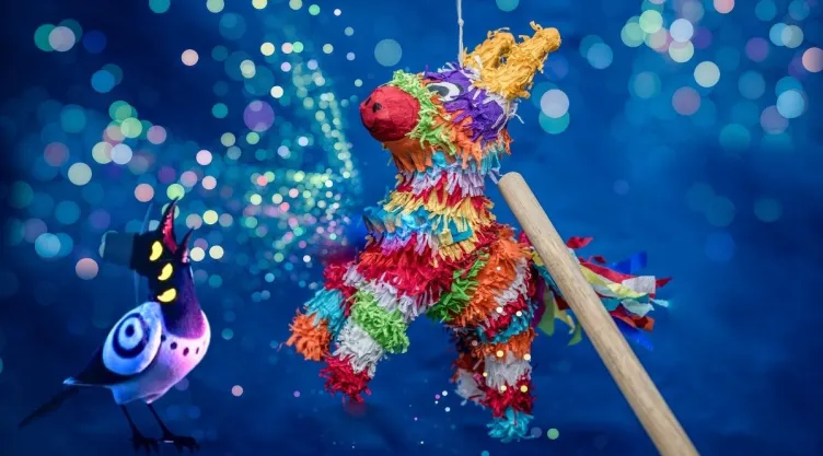 Ideas DIY 5 diseños fáciles de piñatas de Sussie de Las Guerreras K-Pop para hacer en casa.jpg