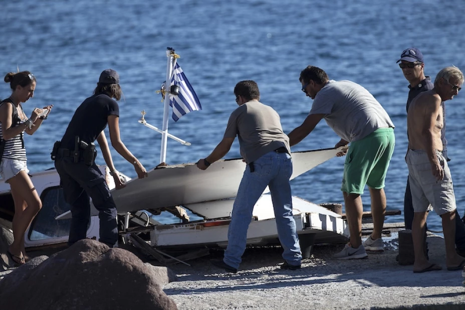 Rescatan restos de barco