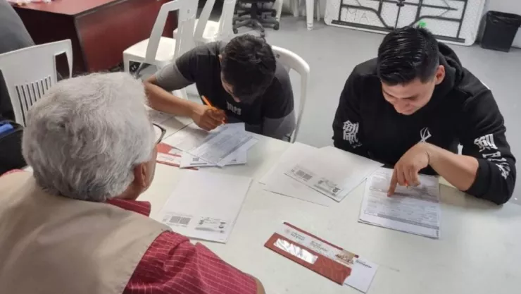 Jóvenes completan su registro para acceder a la Beca Benito Juárez.