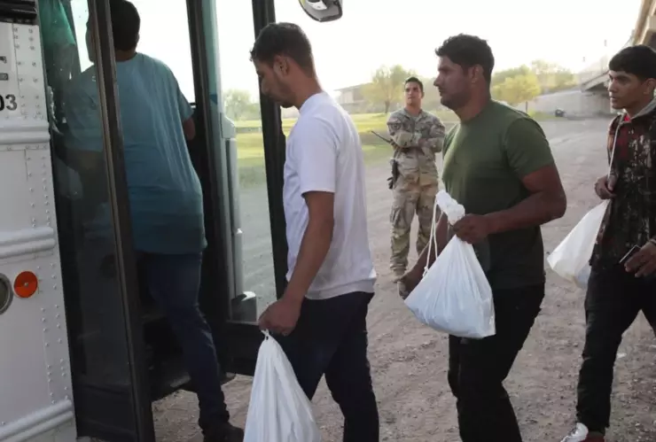 Migrantes suben a un autobus que sale desde Texas, en la frontera con México.