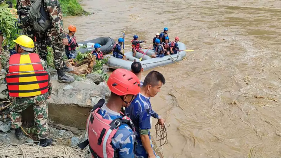 Rescatistas tras un deslave que arrastró dos camiones en Nepal.