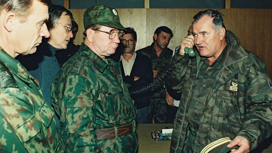 El general serbobosnio Ratko Mladic al teléfono en 1995.