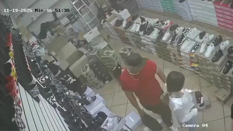 Pareja roba en Centro Histórico.