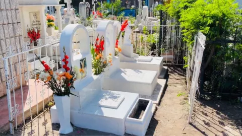 Ahomenses visitan panteón en Día de Muertos