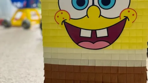 Haz mini piñatas de Bob Esponja para tus fiestas infantiles